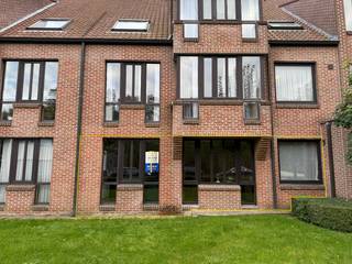 Dit appartement, gelegen op het gelijkvloers, heeft een erg centrale ligging in Tielt met bakker, slager, horeca, supermarkten en de Markt op wandelafstand.<br />Ook parkeren is geen probleem want het appartement is voorzien van een eigen garagebox.<br /><br />Indeling van het appartement:<br />Inkomhal, apart toilet, berging, ruime leefruimte, uitgeruste keuken (oven, kookplaat, dampkap), 3 slaapkamers, badkamer (bad, dubbele lavabo). <br /><br />Garage en syndicuskosten inbegrepen in de huurprijs. <br />Beschikbaar vanaf 01/12/2025.<br /><br />Enkele troeven:<br />Centrale ligging;<br />Ruim appartement met drie slaapkamers;<br />Instapklaar.<br /><br />Contacteer ons voor uw bezoek!<br /><br />EPC in opmaak.