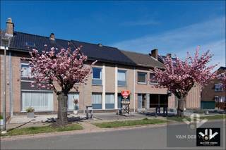 <u><strong>TROEVEN</strong></u>:
<ul>
	<li>Meest gezochte AAA-locatie van Hasselt</li>
	<li>Kindvriendelijke omgeving op een boogscheut van het centrum, stadspark, scholen,...</li>
	<li>Ruime woonkamer, veranda en kelder</li>
	<li>3 ruime slaapkamers en in te richten zolderkamer (reeds bereikbaar met de trap) </li>
	<li>Garage verplicht aan te kopen (€ 15.000,00)</li>
</ul>
<br /><strong>Locatie</strong> - In de Hasseltse Sint-Katharinawijk, gelegen tussen de grote en de kleine ring, vinden we deze zeer degelijke en ruime gezinswoning. Deze wijk kenmerkt zich vooral door mooi verzorgde woningen, groene aanplantingen en een kindvriendelijke omgeving. Op slechts een boogscheut van het stadscentrum is dit een zeer gegeerde buurt voor wie wenst te genieten van de voordelen van het stadsleven enerzijds en de rust en uitstekende bereikbaarheid anderzijds.<br />Het geheel kan een moderne injectie wel gebruiken, maar heeft een enorm potentieel om deze woning om te vormen tot een mooie eigendom op deze unieke locatie.<br /><br /><strong>Indeling</strong> - De woning omvat op het gelijkvloers de inkomhal met gastentoilet, een L-vormige woonkamer en de zeer ruime keuken met aansluitend de veranda die zicht biedt op je eigen tuin. De tuin is eveneens bereikbaar via de achterliggende wandelweg.<br />Op de eerste verdieping kom je via de nachthal in 3 ruime slaapkamers en de badkamer met inloopdouche, toilet en wastafel. Een verdieping hoger is er een zeer ruime, vierde slaapkamer, en een zolder. Dit volledig verdiep biedt de mogelijkheid hier een master-bedroom in te richten met een eigen badkamer, dressing, en eventueel een thuiswerkbureel. De woning beschikt ook over een praktische kelder en een vrijstaande garagebox (€ 15.000,00) in de achterliggende Justus Lipsiuslaan.<br /><br /><strong>Energie -  </strong>Momenteel <strong>Label E</strong> doch mits investering in nieuwe CV + Kelderisolatie + Dakisolatie (dak zelf reeds vernieuwd) wordt al <strong>LABEL B</strong> behaald. <br /><br /><strong>Conclusie</strong> - Een degelijke te moderniseren eigendom die je op eigen tempo kunt aanpassen aan je eigen wensen en behoeften in deze toffe buurt. Een mooie buitenkans voor de snelle beslisser.<br /><br />Interesse gewekt ?  Laat je gegevens achter of contacteer ons, wij leiden je graag persoonlijk rond. 