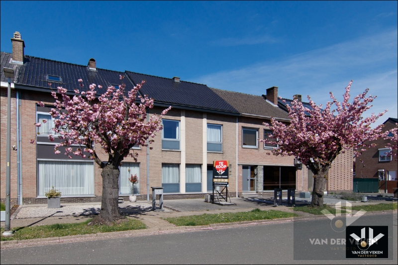 DEGELIJKE GEZINSWONING  MET GARAGE  IN DE SINT-CATHARINAWIJK - foto 2