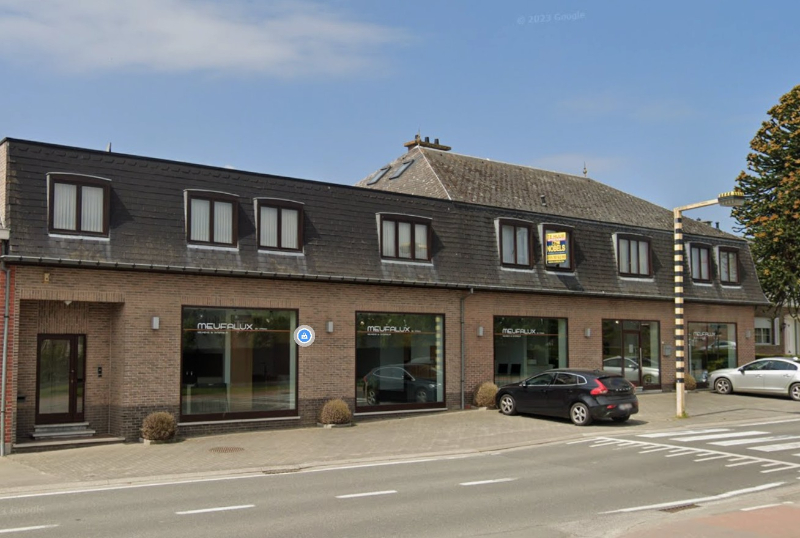 Ruime handelsruimte/toonzaal (338 m²) met 6 privéparkings – toplocatie! - foto 1