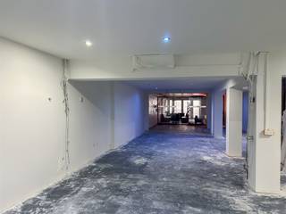 <p><span>Op een commerciële locatie in Maasmechelen bieden wij dit te renoveren handelspand met bovenliggend appartement aan. </span></p><p><span>De ligging is bijzonder gunstig: winkels, scholen, openbaar vervoer en belangrijke invalswegen bevinden zich op korte afstand, wat zorgt voor een uitstekende bereikbaarheid en een vlot dagelijks gebruik!</span></p><p><span> </span></p><p><span>Indeling &amp; oppervlakten</span></p><ul><li><span>Handelspand (gelijkvloers): ± 187 m²</span><ul><li><span>Ruime commerciële ruimte met tal van mogelijkheden</span></li><li><span>Achterliggend terras</span></li></ul></li><li><span>Appartement (1e verdieping): ± 69 m²</span><ul><li><span>1 slaapkamer</span></li><li><span>Badkamer</span></li><li><span>Aparte keuken, leefruimte en eetkamer</span></li></ul></li></ul><h3><span>Extra info</span></h3><ul><li><span>Momenteel verhuurd aan 750/maand </span></li><li><span>EPC-label: F (renovatieplicht van toepassing)</span></li><li><span>Verwarming via airco</span></li><li><span>PVC ramen met dubbele beglazing (vernieuwd in 2016)</span></li><li><span>Perceeloppervlakte: 2a71ca</span></li><li><span>Geen private parking aanwezig</span></li></ul><h3><span>Troeven</span></h3><ul><li><span>Sterke commerciële ligging met veel passage</span></li><li><span>Geschikt als opbrengsteigendom of voor eigen uitbating</span></li><li><span>Renovatie biedt mooie meerwaardekansen</span></li></ul><p><span>Interesse of een bezoek plannen? Neem vrijblijvend contact op voor meer informatie of een bezichtiging: 0484.35.70.32 of diana@jemar.be!</span></p>