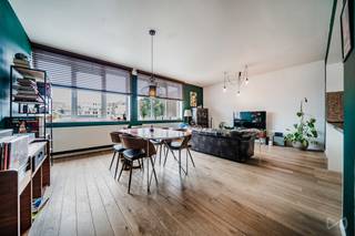 <pre><span>Informatie &amp; bezichtigingen: 02 315 51 71
Molenbeek – We Invest biedt dit fantastische appartement van meer dan 140 m² aan! De indeling is als volgt:
Inkomhal met gastentoilet en wasruimte. Een zeer ruime woon- en eetkamer met een prachtige, volledig uitgeruste open keuken (totale oppervlakte van meer dan 40 m²).
Gang naar het slaapgedeelte met toegang tot een werkkamer (of 4e slaapkamer, 11 m²), een doucheruimte met toilet, twee extra slaapkamers en de hoofdslaapkamer met eigen badkamer en toilet.
EPC-score D, conforme elektrische installatie, nieuwe verwarmingsketel!
Optioneel: parkeerplaats en kelder beschikbaar voor € 25.000.
Ideaal voor een gezin of voor co-housing (4 personen)!
Absoluut een bezichtiging waard – plan uw bezoek vandaag nog!</span></pre>