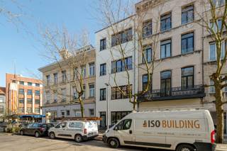 <p>Gerenoveerd en instapklaar appartement op toplocatie in Antwerpen</p><p>Dit volledig gerenoveerde appartement is gelegen in de Verbondstraat, in het hart van Antwerpen. Op wandelafstand vindt u de gezellige cafés en restaurants van Het Zuid. Daarnaast geniet u van een uitstekende bereikbaarheid dankzij de nabijheid van openbaar vervoer, winkels en andere voorzieningen.</p><p>Troeven van het appartement:</p><p>Kleinschalig gebouw met slechts 4 appartementen<br />Volledig gerenoveerd en instapklaar<br />Lage gemeenschappelijke kosten: €60/maand<br />Hoge plafonds en voorzien van airconditioning</p><p>Het appartement bevindt zich op het gelijkvloers van een kleinschalig gebouw. Bij binnenkomst komt u in een lichtrijke leefruimte met grote ramen die zorgen voor een aangename natuurlijke lichtinval.</p><p>De open keuken is modern en volledig uitgerust met alle nodige toestellen.</p><p>Verder beschikt het appartement over één comfortabele slaapkamer. De badkamer werd stijlvol gerenoveerd en is voorzien van een douche, dubbele lavabo en toilet.</p><p>Interesse?<br />Gelieve uw gegevens in te vullen onderaan de advertentie op onze website: https://www.sinjoor.be<br />. De dossierverantwoordelijke zal u nadien zo snel mogelijk contacteren.</p>