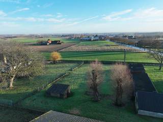 Uitzonderlijk bouwgrond (1000m²) in de Elzerijstraat te Moorslede. Een zeldzame locatie waar ruimte, licht en stilte samenkomen met open uitzichten voor én achter. Op slechts 10 minuten van Roeselare en op wandelafstand van het centrum van Moorslede (1,2 km) combineert deze ligging het beste van twee werelden: de sereniteit van het landelijke leven en het comfort van een vlotte bereikbaarheid.<br /><br />Hier creëren we tijdloze architectuur op maat, afgestemd op jouw levensstijl en ritme. Het ontwerp is uniek, elk detail doordacht met aandacht voor licht, zichtlijnen en pure woonbeleving. Dit is wonen met karakter. Dit is thuiskomen in ruimte, rust en verfijning. Ontdek wat wonen op maat betekent op deze uitzonderlijke locatie. Wij begeleiden je van eerste idee tot een woning die echt van jou is. <br /><br /><strong>Kostprijsindicatie woning op maat</strong><br />Richtprijs vanaf 2.000 euro per vierkante meter, inclusief architect en exclusief btw.