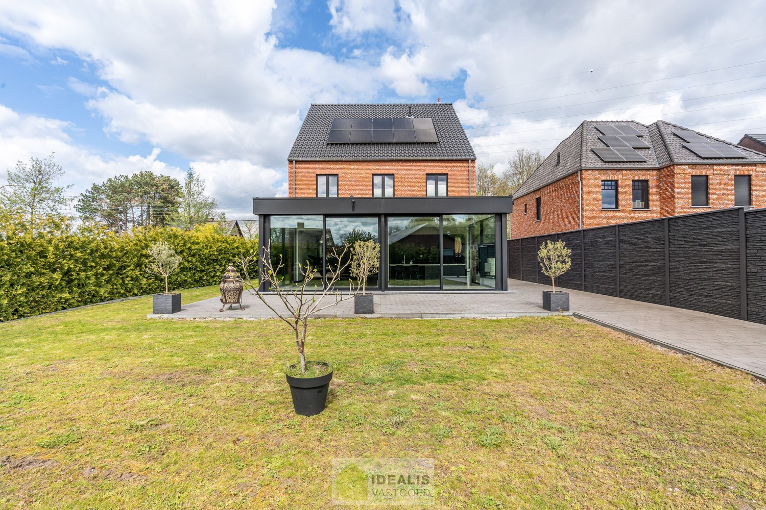 EEN BIJZONDER RIANTE WONING VAN MAAR LIEFST 302M² WOONOPPERVLAKTE OP EEN KNAP PERCEEL VAN 5A 90CA. - foto 4