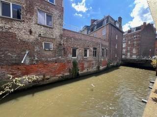 <p><span>Quelques chambres sont encore disponibles dans cette maison d'étudiants rénovée pour l'année académique 2025-2026 ! Cette chambre confortable avec son propre lavabo, située au rez-de-chaussée, a une superficie de 14,5 m² et est meublée. Il y a une salle de bain spacieuse commune avec baignoire, une salle de douche et une cuisine moderne. En outre, il y a une belle cour de ville, adjacente à la Dijle, et un abri à vélos couvert.</span></p><p><span>Cet immeuble du centre de Louvain est idéalement situé dans une rue sans voiture et à proximité du vieux marché et des campus universitaires.</span></p><p><span>Le loyer de cette chambre est de 450,00 euros + 40,00 euros (frais fixes) = 490,00 par mois.</span></p><p><span>N'hésitez pas à nous contacter rapidement si vous êtes toujours à la recherche d'une chambre d'étudiant abordable et bien rangée ! </span></p><p><span> </span></p>