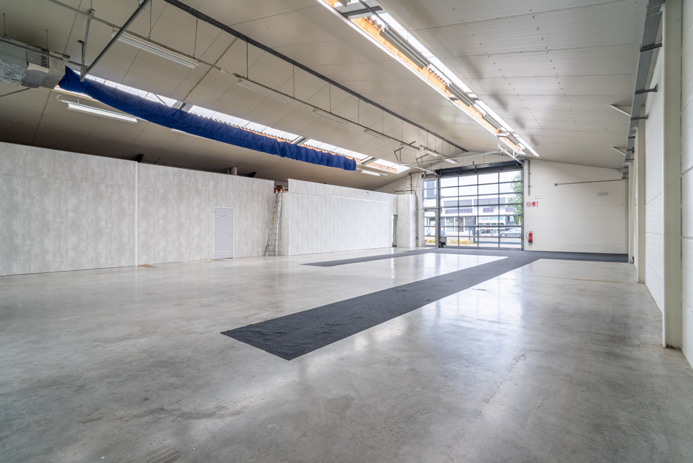 Bedrijfsgebouw met showroom, magazijnen en ruime woonst op commerciële ligging in Veurne - foto 3