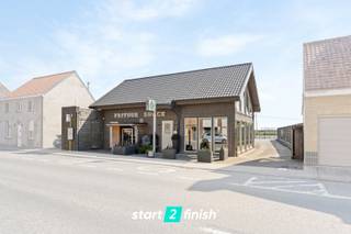 Dit veelzijdige commercieel pand in Pervijze (Diksmuide) biedt een uitstekende kans voor ondernemers die op zoek zijn naar een instapklare...