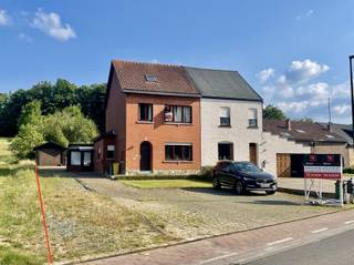 Cette maison unifamiliale prête à emménager mais ainsi à rénover a été construite en 1953 sur un terrain de 17a 25ca (deux parcelles de 4a 15ca et...