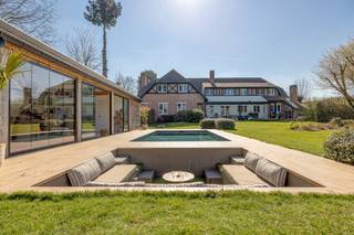 Discover this beautiful detached Tudor villa on a generous plot of 2,671 m² in Kontich, with an impressive 558 m² of living space. This unique...