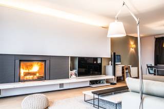 <p><span>Formidabele penthouse te koop in het gegeerde residentiële complex Zonneveld gebouw Zonnekring</span></p><p><span>Ontdek deze uitzonderlijke penthouse met een bewoonbare oppervlakte van maar liefst </span><span>180 m²</span><span> en een indrukwekkend </span><span>zuidgericht dakterras van 100 m²</span><span> met prachtig uitzicht op de duinen. Een uniek eigendom dat uitblinkt in ruimte, licht en afwerking.</span></p><p><span>Het appartement werd afgewerkt met hoogwaardige materialen, veel maatwerk en oog voor detail. Volledig instapklaar en ideaal voor wie op zoek is naar luxe, comfort en een topligging aan de kust.</span></p><p><span>Indeling:</span></p><ul><li><span>Riante inkomhal met privatieve lift die rechtstreeks uitkomt in het appartement.</span></li><li><span>Apart gastentoilet.</span></li><li><span>Zeer ruime doorzonwoonkamer van ca. </span><span>5,74 m x 11 m</span><span>, met toegang tot zowel het zonnige terras aan de voorzijde als het terras aan de achterzijde met zeezicht.</span></li><li><span>Royale, volledig uitgeruste keuken voorzien van een Amerikaanse koelkast, met aansluitende praktische berging.</span></li><li><span>Nachthall.</span></li><li><span>Badkamer met inloopdouche en lavabo.</span></li><li><span>Twee volwaardige slaapkamers.</span></li><li><span>Ruime master bedroom met een grote badkamer en rechtstreekse toegang tot het spectaculaire dakterras.</span></li></ul><p><span>Er is bovendien de mogelijkheid om een </span><span>ondergrondse dubbele garage</span><span> aan te kopen voor </span><span>115.000</span><span>.</span></p><p><span>Met een uitstekende prijs-oppervlakteverhouding van slechts </span><span>4.972/m²</span><span> biedt deze penthouse een uitzonderlijke opportuniteit.</span></p><p><span>Een werkelijk droomappartement met ongekende leefruimte, een fenomenaal terras en een absolute topligging in een van de meest gegeerde residenties aan de kust.</span></p>