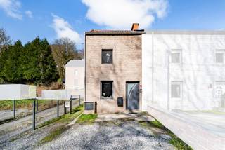 Située à Seilles, à proximité des commodités et des axes principaux, cette maison 3 façades offre une surface habitable d’environ 112 m² et...