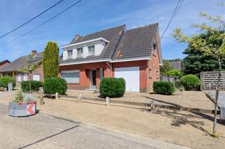 <p>Deze woning is gelegen in een rustige straat, nabij het centrum van Grobbendonk. Op de gelijkvloerse verdieping bevinden zich een inkomhal, een leefruimte, een ruime keuken, een veranda, een apart toilet en een wasplaats, hier is ook een douche voorzien. Op de eerste verdieping zijn 3 slaapkamers en een badkamer aanwezig, er is ook nog een bergzolder die toegankelijk is via een luikje. In de ruime tuin is een garage en een tuinberging voorzien. Deze solide constructie is vormt een ideale basis voor een renovatieproject, er is reeds een recente hoogrendementsketel aanwezig en de ramen zijn reeds deels PVC met dubbel glas. Maak snel uw afspraak! </p>
