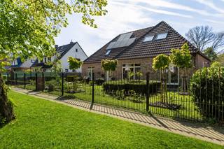 Welkom in deze prachtig gerenoveerde woning, gelegen in een rustige en residentiële woonwijk in de groene rand van het centrum van Brasschaat. U...