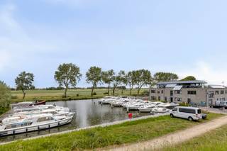 Een kwalitatieve en instapklare zaak<br /><br />Dit pand, genaamd 'Havenzicht', is volledig ingericht. De indeling is optimaal voor een vlotte exploitatie:<br />* Ruime verbruikszaal: Een gezellige, grote ruimte die plaats biedt aan een aanzienlijk aantal gasten.<br />* Geïnstalleerde keuken<br />* Sanitaire voorzieningen<br />* Het pronkstuk van dit horecapand is het groot en zonnig terras, direct aan het water. <br /><br />Aarzel zeker niet om contact op te nemen indien u interesse zou hebben. <br />