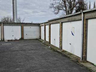 Te koop: 4 garages in verzorgd garagecomplex – afzonderlijk of in één lot<br /><br />In een rustig en goed bereikbaar garagecomplex gelegen te Brugsesteenweg 107-109 worden vier afzonderlijke garages aangeboden. Ideaal als investering, extra opslagruimte of veilige parkeerplaats.<br /><br />Kenmerken<br /><br />Afzonderlijk te koop of samen in één lot<br /><br />Stevige constructie en makkelijk toegankelijk<br /><br />Geschikt voor wagen, motor, fietsen of opslag<br /><br />Droog, veilig en onderhoudsvriendelijk<br /><br />Prijs<br /><br />Per stuk: 25.000 €<br />Bij aankoop van alle 4 samen: prijs bespreekbaar<br /><br />Interesse in één garage of het volledige lot? Neem gerust contact op voor meer informatie of een bezichtiging.
