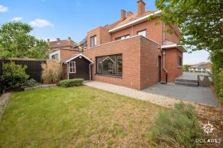 Deze charmante 3-gevelwoning is uitstekend gelegen in het gegeerde Heverlee, op een toplocatie vlak bij de Abdij van Park, Sportoase, het centrum van Leuven, scholen, winkels en belangrijke invalswegen.<br /><br />Bij het betreden van de woning komt u in de inkomhal, waar zich meteen een eerste, moderne badkamer bevindt, uitgerust met een ruime douche, toilet en lavabo – ideaal voor gasten of als praktische extra badkamer.<br /><br />Via een stijlvolle 'steellook' deur bereikt u de ruime leefruimte, die naadloos overgaat in de volledig geïnstalleerde keuken met aansluitende bijkeuken. De keuken biedt een aangenaam zicht op het gezellige tuintje – een heerlijke plek om tot rust te komen of te genieten van zonnige dagen.<br /><br />Op de tweede verdieping bevinden zich twee volwaardige slaapkamers, een derde (kinder- of bureau)kamer en een tweede badkamer. De volledige zolderverdieping werd ingericht als een indrukwekkende masterbedroom met een prachtig uitzicht over Leuven – een unieke troef van deze woning.<br /><br />De woning is volledig onderkelderd (gelijkvloers) en biedt uitzonderlijk veel extra ruimte. De kelderverdieping omvat een zeer ruime garage, een ketelruimte, een aparte bergruimte en een extra polyvalente kamer. Deze ruimte deed vroeger dienst als naaiwinkel en kan perfect worden ingericht als praktijkruimte, bureau, hobbyruimte, sportruimte of studeerplek voor studerende kinderen.<br /><br />Het voorbije jaar kreeg de volledige woning een stevige update, met een EPC B label hoeft u zich geen zorgen te maken over hoge verbruikskosten.<br />Met een totale oppervlakte van 242m² (volgens epc, verwarmde kelderverdieping inbegrepen) heb je aan ruimte geen gebrek.<br /><br />Kortom, een veelzijdige en ruime woning met tal van mogelijkheden op een absolute topligging.<br /><br />