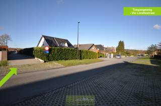 Deze BEN-woning is gelegen in een zijstraat van de invalsweg richting Ronse komende van Brakel, treft men deze gloednieuwe verkaveling! Dit op slechts 5 minuten van het bruisende stadscentrum van Ronse, met tal van horeca- en handelszaken, scholen en openbaar vervoer.<br /><br />In zijn totaliteit worden hier 15 hedendaagse BEN-woningen (reeds 2 verkocht) gerealiseerd, een <strong>verkeersluwe wijk</strong> die enkel toegankelijk is voor bewoners en een gezellige woonomgeving geniet door de gemeenschappelijke groenzone. Er is voldoende parkeergelegenheid in de wijk aanwezig, doordat er maar liefst <strong>32 privatieve carports</strong>, 8 privatieve parkeerplaatsen en parkeerplaatsen voor bezoekers voorzien worden.<br /><br />De woning is ingedeeld als volgt: ruime inkomhal, apart toilet,  een open leefruimte met keuken en een aparte bergruimte. Op het 1ste verdiep zijn er <strong>3 slaapkamers</strong>, een badkamer, de nachthal, een apart toilet en een technische berging aanwezig. Verder is er nog een privatieve tuin met terras! <strong>Inbegrepen is 1 privatieve carport!</strong><br /><br />Maak snel een afspraak en ontdek alle details, bovendien heeft u als koper ook inspraak in de materiaalkeuze van oa. de badkamer, keuken, betegeling...<br />Interesse? Contacteer Kyamo De Smet: 0479 06 13 71