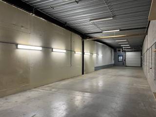 - magazijnruimte 185m²<br />- moderne kantoorruimte<br />- nabij oprit/afrit E313<br />- voldoende parking<br />- automatische sectionale poort (4 m hoog)<br />- grote glaspartijen tot op de grond