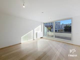 <p><b><span>ETTERBEEK – </span></b><span>Ideaal gelegen nabij het Jubelpark, het Jourdanplein en de Europese instellingen, op een steenworp van winkels en openbaar vervoer, ruim appartement van ±128m² bewoonbare oppervlakte gelegen op de 2e verdieping. Het appartement bestaat uit een inkomhal met apart toilet en inbouwkast, een zeer ruime en lichte woonkamer van ±35,5m² die toegang biedt tot een eerste zuid-georiënteerd terras van ±9m², en een open ingerichte leefkeuken (oven, kookplaat, dampkap, koelkast/vriezer, vaatwasser), een nachthal met apart toilet, een eerste slaapkamer van ±14m² met ensuite douchekamer (douche, wastafel) en toegang tot een terras van ±8,5m², twee andere mooie slaapkamers van ±12,5m² en ±9,5m² die eveneens toegang hebben tot het terras van ±8,5m², een bureau van ±8,5m², een badkamer (bad, wastafel) en een technische ruimte met aansluiting voor wasmachine. Kelder en parking inbegrepen in de huurprijs. Vaste lasten van € 150/maand (gemeenschappelijke delen). EPC C! Onmiddellijk vrij. Afmetingen worden ter indicatie gegeven.</span></p>
<p><b><span> </span></b></p>
<p><u><span>Op de 2e verdieping:</span></u></p>
<ul>
<li><span>Inkomhal met apart toilet en inbouwkast</span></li>
<li><span>Woonkamer van ±35,5m² (4,5 x 7,8) met zuid-georiënteerd terras van ±9m²</span></li>
<li><span>Open leefkeuken (oven, kookplaat, dampkap, koelkast/vriezer, vaatwasser)</span></li>
<li>Nachthal met apart toilet</li>
<li><span>Slaapkamer van ±14m² (3,43 x 4,07) met ensuite douchekamer (douche, wastafel) en toegang tot terras van ±8,5m²</span></li>
<li><span>Slaapkamer van ±12,5m² (4,04 x 3,05) met toegang tot terras van ±8,5m²</span></li>
<li><span>Slaapkamer van ±9,5m² (2,71 x 3,45) met toegang tot terras van ±8,5m²</span></li>
<li>Bureau van ±8,5m² (2,9 x 5,9)</li>
<li>Badkamer (bad, wastafel)</li>
<li><span>Technische ruimte met aansluiting voor wasmachine</span></li>
</ul>
<p><span> </span></p>
<p><span>Kelder nr. C13</span></p>
<p><span>Parking nr. 17 inbegrepen in de huurprijs</span></p>
<p><span> </span></p>
<p><span>EPC C.</span></p>
<p></p>