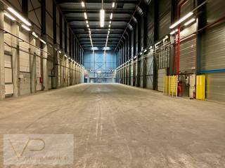 Dit magazijn is volledig geoptimaliseerd voor uw logistieke activiteiten. Naast de 3 laadkades beschikt het magazijn over een sectionaalpoort en een hoogte van maar liefst 16m hoogte.<br />U geniet ook over een ideale bereikbaarheid dankzij de nabijheid van het op- en afrittencomplex Geel-West.