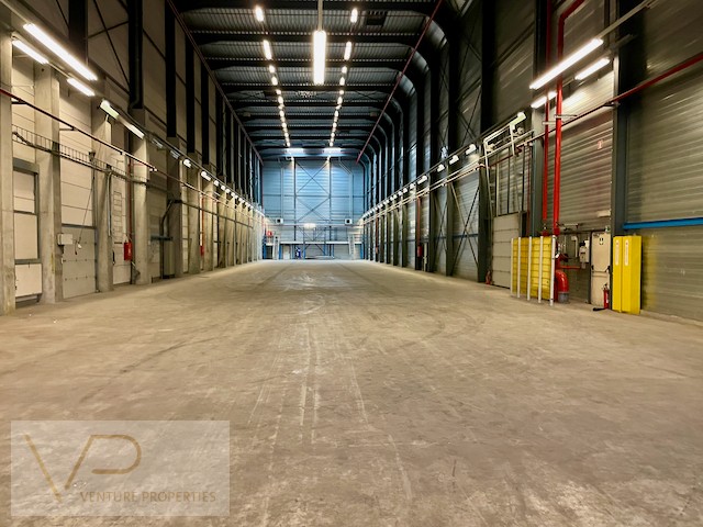 Magazijn met 3 laadkades en sectionaalpoort - foto 1