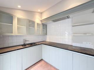 Gelegen in het hart van het Sint-Annakwartier, een van de meest pittoreske en gegeerde wijken van de Brugse binnenstad, staat deze karaktervolle en onlangs gerenoveerde stadswoning aan de Rolweg 8 te huur. Deze woning is de ideale match voor wie houdt van een sfeervolle woonomgeving met een hoogwaardige, moderne afwerking.De woning beschikt over een volledig uitgeruste, moderne keuken en een lichtrijke leefruimte die direct toegang biedt tot een leuke stadskoer, waar u in alle rust van de buitenlucht kunt genieten. Op de verdiepingen bevinden zich twee volwaardige slaapkamers en een stijlvolle, moderne badkamer die aan alle hedendaagse comfortwensen voldoet. Een unieke kans om instapklaar te wonen op een absolute toplocatie in het authentieke Brugge.Indeling:Glvl.: inkomhal (2,5m²) met gastentoilet - woonkamer (24m²) met ingemaakte kast - ingerichte keuken (14m²) voorzien van inductie kookplaat, dampkap, koelkast met vriesvak, dubbele gootsteen, aansluiting voor vaatwasser en kasten - terras (14m²) met berging.1°V.: nachthal (6m²) - slaapkamer 1 (15m²) - badkamer (4m²) met douche, lavabo in meubel en toilet.2°V.: slaapkamer 2 (16m²) - berging (2,5m²) met aansluiting voor wasmachine.Algemeen:- Huurprijs: € 980,00/maand- Onmiddelijk beschikbaarDe snelste manier om een bezoek te brengen aan dit pand? Vraag je bezoek aan via de roze knop op onze website (www.dewaele.com) en je wordt gecontacteerd door één van onze verhuurexperten.