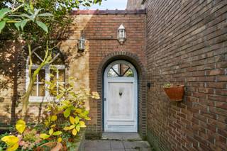 Ontdek deze prachtige te renoveren woning in Belsele, ideaal voor wie op zoek is naar een ruime woning in een rustige buurt!Indeling: Bij het...