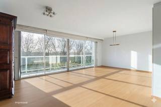 <strong><strong>Ruim 4 slaapkamer appartement voorzien van 2 zonneterrassen over de volledige breedte met groen zicht! <span>Het appartement is uitstekend gelegen te Fruithoflaan nabij winkels, Delhaize, Colruyt, Traitteur-slagerij Finebek, openbaar vervoer, scholen, belangrijke in-en uitvalswegen.</span><br /><br /></strong></strong>
<p><strong><span>INDELING:</span><br /></strong>Stap binnen in dit ruim appartement met 2 terrassen. De LEEFRUIMTE (ca. 40,6m²) op een parketvloer en de directe toegang tot het zonnige ZW-terras (18,3m²) – compleet met verlichting en een rustgevend groen uitzicht. Aansluitend bevindt zich de ingerichte KEUKEN voorzien van opbergkasten en toestellen; een inductiekookplaat, dampkap, oven, ijskast, diepvries en een afwasmachine.<br /><br />Verder is er een apart BUREAU / slaapkamer 1 (ca. 3,67m x 3,5m) met een ingewerkte kastenwand, SLAAPKAMER 2 (ca. 3,29m x 5,58m) en een bijbehorende DOUCHEKAMER voorzien van een lavabo in een meubel en een douche. <br /><br />Via de NACHTHAL bereikt u de overige vertrekken, waaronder een praktische aparte BERGING (3m²) en een handige WASPLAATS. <br />Hier bevinden zich nog twee ruime kamers: SLAAPKAMER 2 (15m²) op parket met een ingemaakte kastenwand en SLAAPKAMER 3 (ca. 3,65m x 4,2m). De laatste twee kamers geven uit op het tweede TERRAS (ca. 10m²), waar u dankzij de oost-oriëntatie heerlijk van de ochtendzon geniet. Een tweede BADKAMER (4m²) met ligbad, dubbele lavabo een toilet.<br /><br />Mogelijkheid tot aankopen van een gesloten GARAGEBOX met automatische poort in het gebouw gelegen nabij de lift aan €30.000<br /><br />Dit ruime appartement is een samenvoeging van een appartement en een studio. Dankzij deze combinatie geniet u van een mooie oppervlakte twee aparte terrassen en een indeling die perfect geschikt is voor wie wonen en werken wil combineren of behoefte heeft aan extra privacy binnen het gezin.</p>
<strong><span>BIJZONDERHEDEN: </span></strong><br />- Ruim 4 slaapkamer appartement met groen uitzicht. <br />- Gesloten garagebox met automatische poort apart te koop <br />- Dubbele kelder inclusief met een hoogte van 2,9m<br />- Goed onderhouden gebouw; Dak is geïsoleerd en voldoet aan normen van 2020, terrassen van het gebouw volledig gerenoveerd dd. 2016, Individuele watermeters, nieuw gerenoveerde inkomhal en videofoniesysteem, liften conform <br />- Terras aan living ca. 18,5m² + terras aan slaapkamers ca. 10m².<strong><span><br /></span></strong>- Automatisch zonnescherm geplaatst aan zonnekant, elektrische keuring conform<br />- Concierge in het gebouw<strong><span><br /></span></strong>