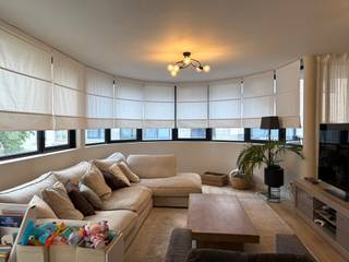 Ontdek dit ruim en lichtrijk appartement op de tweede verdieping van een verzorgd gebouw in de Molenstraat, centraal gelegen in Antwerpen. Met een bewoonbare oppervlakte van maar liefst 113 m², een doordachte indeling, kwalitatieve afwerking en aangename lichtinval biedt dit appartement een ideale combinatie van comfort en ruimte. Bovendien beschikt het appartement over airconditioning, een private garagebox en een gunstig EPC B-label, wat bijdraagt aan een energiezuinige woonervaring.<br /><br />GA NAAR WWW.DEBOERENPARTNERS.BE OM RECHTSTREEKS UW ONLINE AFSPRAAK IN TE PLANNEN<br /><br />Indeling:<br />Inkomhal met gastentoilet<br />Ruime en lichtrijke leefruimte met grote raampartijen<br />Volledig uitgeruste open keuken met kwalitatieve toestellen<br />Twee aangename terrassen die zorgen voor extra buitenruimte en veel natuurlijk licht<br />Master bedroom met ingemaakte kasten<br />Tweede volwaardige slaapkamer<br />Derde slaapkamer / bureau / kinderkamer<br />Badkamer met ligbad, douche en dubbele lavabo<br />Praktische berging<br /><br />De ruime leefruimte vormt het absolute hart van het appartement. Dankzij de grote raampartijen geniet u hier van een overvloed aan natuurlijk licht, wat zorgt voor een aangename en open sfeer. De moderne open keuken sluit naadloos aan op de leefruimte en is volledig uitgerust voor optimaal wooncomfort.<br /><br />De drie slaapkamers bieden tal van mogelijkheden voor gezinnen, koppels of wie een extra ruimte wenst als bureau of hobbykamer. De badkamer is uitgerust met een ligbad, douche en dubbele lavabo en combineert comfort met functionaliteit. Daarnaast zorgt de aanwezige airconditioning voor een aangenaam binnenklimaat tijdens warme zomerdagen.<br /><br />Bijzonderheden:<br />EPC B<br />Airconditioning aanwezig<br />Garagebox inbegrepen in de huurprijs<br />Algemene kosten: €200/maand inclusief water<br />Beschikbaar vanaf 1 augustus<br /><br />GA NAAR WWW.DEBOERENPARTNERS.BE OM RECHTSTREEKS UW ONLINE AFSPRAAK IN TE PLANNEN