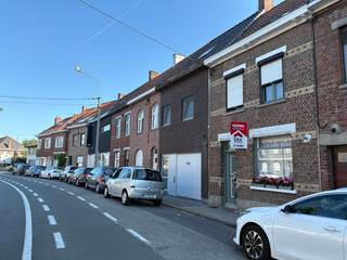<p>Deze ruime woning geniet van een ideale ligging, dichtbij scholen en winkels. Dankzij de vlotte verbinding ben je bovendien snel op de autosnelweg en in de stad.<br /> </p>

<p><strong>Indeling:</strong><br /><br />De woning bestaat op het gelijkvloers uit een inkomhal, een living, een keuken en een veranda. Achteraan bevindt zich een buitengebouw dat ingericht is als slaapkamer en een badkamer. Daarnaast beschikt de woning over een klein koertje.</p>

<p>Op de eerste verdieping bevinden zich twee slaapkamers en een badkamer. De tweede verdieping beschikt nog over twee slaapkamers.</p>

<p><strong>Troeven:</strong><br /><br />• 5 slaapkamers<br />• 2 badkamers<br />• Klein koertje<br />• Scholen en winkels dichtbij<br />• Ideale ligging met vlotte verbinding naar de autosnelweg en de stad<br /><br />De vermelde prijs is een <strong>vanafprijs</strong>. Elk ontvangen bod wordt ter beoordeling voorgelegd aan de eigenaar. De eigenaar behoudt zich het recht voor om een bod al dan niet te aanvaarden.</p>