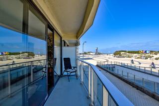 HOEKAPPARTEMENT (84m2) MET 2 SLAAPKAMERS EN FRONTAAL ZEEZICHT GELEGEN OP DE ZEEDIJK TE DE PANNE<br />Bestaande uit een inkomhal, living met terras en frontaal zeezicht, half open ingerichte keuken, 2 ruime slaapkamers, badkamer met ligbad, dubbele lavabo, apart toilet en berging. Gemeenschappelijke fietsenberging. Vuilnislokaal. De façade van deze residentie werd begin 2018 compleet vernieuwd inclusief nieuwe balustrades. U vindt meer informatie op onze eigen website, www.immocattaert.be, onder de rubrieken "kenmerken &amp; documenten". Bezichtigingen enkel op afspraak.