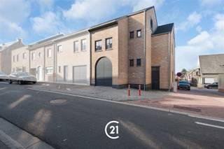 <p>LAATSTE NOG BESCHIKBARE WONING!<br /><br />Deze halfopen wind- en waterdichte nieuwbouwwoning biedt u de unieke kans om uw toekomstige thuis volledig naar eigen stijl en smaak af te werken. Gelegen op een centrale en vlot bereikbare locatie in Mere, combineert deze woning een rustige woonomgeving met alle voorzieningen in de nabijheid.</p><p>De woning beschikt over een ruime inpandige garage, ideaal voor wagen, fietsen of extra bergruimte. Daarnaast is er een zolderruimte bereikbaar via een vaste trap, die nog volledig kan worden ingericht. Dit biedt de mogelijkheid tot het creëren van extra kamers, hobbyruimte of bureau, volledig volgens uw wensen.</p><p>Twee aankoopmogelijkheden:</p><p>Aankoop in huidige casco staat<br />Perfect voor wie zelf wil instaan voor de verdere afwerking en volledige vrijheid wenst in materiaalkeuze en indeling.</p><p>Aankoop afgewerkt – meerprijs €80.000<br />De woning kan, mits een bijkomende kost van €80.000, volledig worden naar een kwaliteitsvolle standaard inclusief:</p><p>Verwarming<br />Elektriciteit<br />Sanitaire toe- en afvoerleidingen<br />Vloerisolatie<br />Chapewerken<br />Pleisterwerken</p><p>Bij akkoord over de prijs kan de afwerking op korte termijn gebeuren, zodat u zonder zorgen snel kan intrekken.</p><p>Bijkomend voordeel:<br />Aankoop én verdere afwerking kunnen gebeuren aan het verlaagde btw-tarief van 6%, dankzij het stelsel voor sloop en heropbouw (onder voorwaarden). Dit zorgt voor een aanzienlijk financieel voordeel voor de koper.</p><p><br /> </p>