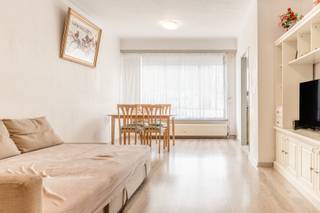Op zoek naar een gezellig gelijkvloers appartement op een uitstekende locatie in Merksem, gelegen aan de Groenendaallaan?<br /><br />Dit appartement biedt tal van mogelijkheden voor wie graag zijn eigen woonplek naar smaak wil afwerken. De woning beschikt over twee slaapkamers, een open keuken en een lichtrijke leefruimte met toegang tot een aangename zuidgerichte tuin, ideaal om te genieten van zonnige dagen in alle rust.<br /><br />Gelegen in een vlotte en goed bereikbare buurt, dichtbij winkels, openbaar vervoer, scholen en belangrijke invalswegen richting Antwerpen.<br />Ook groenvoorzieningen en recreatiemogelijkheden bevinden zich in de nabije omgeving.<br /><br /><strong>EXTRA</strong><br />Gemeenschappelijke kosten: 115 euro/maand voor de gemene delen zoals syndicus, blokpolis, elektriciteit in gemeenschappelijke hal + 185 euro/maand voor verwarming en water.<br />Aparte meter voor elektriciteit.<br />EPC: label D.<br />Zuidgerichte tuin (78 m²).<br />Berging in kelder.<br /><br />(woongebied, vergunning, geen verkavelingsvergunning, voorkooprecht, geen rechterlijke herstelmaatregel of bestuurlijke maatregel opgelegd)