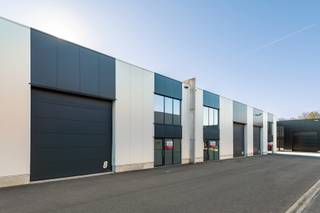Gelegen langs het kanaal Dessel-Schoten. <br />Mogelijkheid te combineren met Unit 10 +13 +12 met in totaal 1,125m² opslagruimte en 210m² kantoorruimte. Voorwaarden op kantoor. <br />Automatische inrijpoort 4.50m hoogte x 4.00m breedte. Plafondhoogte : 7.00m voor unit 8 en 10, 8.00m voor unit 12+13 <br />Units 8 + 10 hebben een breedte binnen van 12.36m en een diepte binnen van 29.825m <br />Unit 13 heeft gelijkvloers een oppervlakte van 12,33m x 17,02m waarvan de helft gelijkvloers als kantoor ingericht + hetzelfde volume op het verdiep met keukenblok en kantoorruimte.<br />Unit 12 heeft een binnenafmeting van 12,33m x 12,66m<br />Bijzonderheden: <br />- Brandmuren tussen de loodsen voorzien <br />- Rookluiken aanwezig <br />- Lichtstraat centraal in de daken <br />- 2 parkeerplaatsen inbegrepen - Extra parkeerplaatsen bij te kopen indien gewenst <br />- Unit 13 heeft een regenwaterput en 2 inrijpoorten + 2 deuren. <br />- Vaste kosten : 160€/maand<br />- Verkoop onder registratiebelasting.