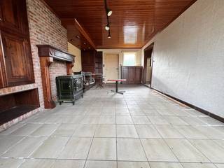 Te koop – Statige halfopen bebouwing op 1.130 m² grond in Wevelgem (Moorsele) <br /><br />Ontdek deze ruime en karaktervolle woning in een rustige doodlopende straat, op een perceel van maar liefst 1.130 m² met zuidoostgerichte tuin. <br /> <br />Indeling: <br />- Gelijkvloers: ruime inkomhal met traphal, berging en toilet, gezellige leefruimte met eetplaats, aparte keuken en een grote leefruimte links. <br />- Verdieping: traphal, badkamer, vier slaapkamers en een extra kamer/overloop. <br />- Zolder <br /><br />Buiten is er een afzonderlijke garage, een praktische buitenberging en een royale tuin.<br /><br />De woning is uitgerust met verwarming op stookolie en biedt een stevige basis, maar vraagt om renovatie naar eigen smaak en comfort. <br /><br />Een unieke kans voor wie houdt van ruimte, charme en een rustige ligging met veel potentieel. <br /><br />📍 Locatie: Moorsele (Wevelgem) <br />🏡 Grondoppervlakte: 1.130 m² <br />🌳 Oriëntatie tuin: Zuidoost <br /><br />Interesse? Neem contact op voor meer informatie of een bezoek!