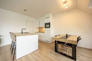 <p><strong>Recent (BJ 2022) 2 slpk app. (86m²) in Oud-Turnhout met o.a. zuidgericht terras, 2 ondergrondse autostaanplaatsen en kelderberging (inbegrepen in vraagprijs) en gunstig EPC A-label (17 kWh/m²). E-peil 10. Elektriciteit conform. <br /></strong></p>
<p><strong>Ligging: </strong>Gelegen net buiten centrum van Oud-Turnhout <span>met openbaar vervoer in nabijheid en goede verbinding naar ring of autostrade.</span><br /><br /><strong>Indeling: </strong>+2: inkomhal, leefruimte met open keuken, berging, badkamer, toilet, 2 slpk.<strong> </strong>Terras.<strong> </strong>-1: 2 autostaanplaatsen, kelderberging.</p>
<p><strong>Beschrijving: </strong>We bereiken dit appartement op de 2de verdieping via de trap of lift. Vanuit de inkomhal komen we in de leefruimte met open keuken. Deze ruimte is voorzien van veel natuurlijke lichtinval. De keuken is volledig geïnstalleerd en heeft aansluitend een berging/wasplaats. Het ruime terras is te betreden via een schuifraam. Vanuit de nachthal is er toegang tot de badkamer, het apart toilet met wastafel en de twee slaapkamers. Het volledige appartement beschikt over grote ramen met dubbel glas en twee zonnepanelen. Alle ruimtes zijn voorzien van ventilatie en het geheel is afgewerkt met een tegelvloer in houtlook. De 2 autostaanplaatsen en kelderberging zijn inbegrepen in de vraagprijs.<br /><span>Het appartement is momenteel verhuurd. Het appartement kan aangekocht worden als investering of voor eigen bewoning, mits inachtname van opzeg van de huurder bij akte, met een opzegtermijn van 6 maanden.</span><br /><br /><span>Troeven van het appartement:<br /></span>- 2 zonnepanelen<br />- Verkoop onder registratierechten<br />- Lift<br />- Ventilatie type D<br />- Vloerverwarming<br />- 2 ondergrondse autostaanplaatsen<br />- 1 kelderberging<br /><br /><br /><span>Ideaal als investering of voor wie op zoek is naar een appartement met alle faciliteiten op wandelafstand. <br /></span><br /><strong><em>Vermeldingen inzake bijzondere infoplicht:</em></strong><em> omgevingsvergunning stedenbouwkundige handelingen uitgereikt, woongebied, geen rechterlijke herstelmaatregel of bestuurlijke maatregel opgelegd of opname in het maatregelenregister, geen voorkooprecht ruimtelijke ordening, geen omgevingsvergunning voor verkavelen van gronden, geen watergevoelig openruimtegebied</em> <br /><br /></p>