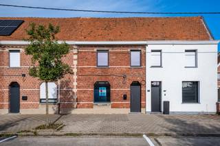 Welkom in deze prachtige woning in het hart van Meulebeke, waar comfort en stijl samenkomen. Met een bewoonbare oppervlakte van maar liefst 160m² biedt deze gezinswoning u drie ruime slaapkamers en een stijlvolle, moderne badkamer. Geniet van de grote lichtinval in elke kamer dankzij de frisse en moderne afwerking.De woonruimte straalt een gezellige sfeer uit, perfect voor ontspanning. De goed uitgeruste keuken nodigt uit, compleet met hedendaagse toestellen en duurzame materialen.Buiten wacht een ruime tuin van 165m², ideaal voor zomerse barbecue's of een rustige middag in de zon. De privacy is gegarandeerd dankzij de omheinde perceel. Hoewel de woning geen garage heeft, is er voldoende parkeergelegenheid in de buurt.De locatie is een ander groot pluspunt: dichtbij scholen, winkels en openbaar vervoer, waardoor het dagelijks leven en woon-werkverkeer bijzonder praktisch zijn. Met dit huis investeert u in een toekomst vol woonplezier in een prachtige buurt.Interesse? Bel ons gerust op 056 96 08 00 of mail naar info@property-vastgoed.be voor meer info of een bezoek.