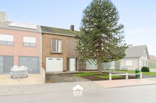 Te koop: Halfopen bebouwing in het centrum van Ruiselede, op een centrale ligging nabij winkels, openbaar vervoer en invalswegen.Deze woning biedt...