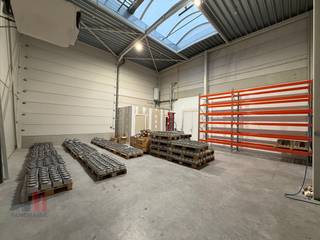 Fantastisch gelegen recent bedrijfsgebouw (2018) met een ruime opslagruimte van 186 m². Gelegen vlak bij de Knokkebaan (N44) en het nieuwe op-...