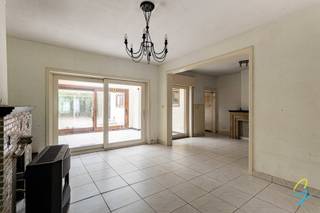 Te renoveren woning met veel potentieel in het hart van Lede. <br />Dankzij de grote ruimtes en royale volumes biedt deze eigendom tal van mogelijkheden voor wie op zoek is naar een woning die volledig naar eigen smaak kan worden ingericht. <br />De ruime indeling vormt de perfecte basis voor een comfortabel gezinshuis, een combinatie van wonen en werken of een interessant investeringsproject. Met de nodige renovaties kan deze woning uitgroeien tot een unieke eigendom op een vlot bereikbare locatie nabij alle voorzieningen.<br />Graag een bezoek bel Els 0472/61.58.67 of mail els@cornelis-goeman.be