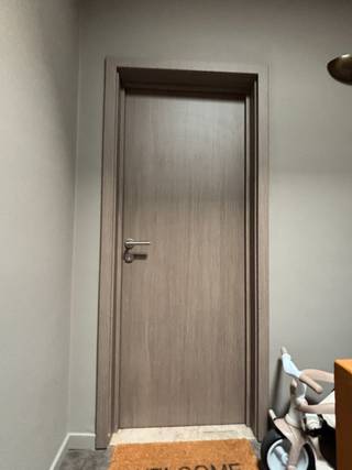 Het appartement is gelegen op de tweede verdieping in een gebouw met 5 appartementen. De keuken is uitgerust met een elektrisch kookvuur en oven. De keuken is op tegel en de rest van het appartement is op een mooie laminaat. In de badkamer is een douche, lavabo en toilet. Naast de 2 slaapkamers is er nog een aparte berging. In de kelder zijn er twee bergingen inbegrepen.<br /><br />Troeven zijn een conform elektriciteitsattest, EPC B, een asbestveilig appartement.<br /><br />Een ondergronds garage is verplicht mee aan te kopen aan de prijs van € 22.500.<br /><br />Appartement is momenteel niet verhuurd zodat het onmiddellijk beschikbaar is.
