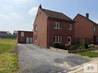 Deze woning is gelegen op een perceel van 5a55ca, net buiten het centrum van Wellen.<br /><br />Bij het binnenkomen komt u terecht in de inkomhal. Van daaruit kunt u zowel naar de ruime woonkamer als naar de aparte kamer, die dienst kan doen als berging of bureel. Achteraan de woonkamer bevindt zich de veranda, die toegang geeft tot de badkamer, het toilet en de keuken. <br />Via de trap in de inkomhal bereikt u de eerste verdieping, waar zich drie slaapkamers bevinden. De zolder is bereikbaar via een vaste trap vanuit de nachthal.<br />Achter de woning is er de buitenberging en een mooie tuin. <br /><br /><span>*De vermelde oppervlaktes zijn indicatief. JM Vastgoed kan niet verantwoordelijk gesteld worden voor de juistheid van de verstrekte gegevens.</span>