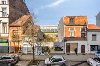 Wij bieden een zeldzame kans om twee aanpalende projectgronden te verwerven op een strategische locatie aan de Bergensesteenweg (Chaussée de Mons) 267 en 269 in Anderlecht. Het betreft een braakliggend terrein (zoals te zien op image_10.png) dat een uitzonderlijk potentieel biedt voor herontwikkeling.<br /><br />Officieel Statuut en Zonering:<br /><br />Op basis van de recente stedenbouwkundige inlichtingen staan de percelen officieel gekend als "Terrein" (Grond). De gronden hebben geen erfgoedbeperkingen en zijn niet beschermd of ingeschreven op de inventaris van het onroerend erfgoed.<br /><br />Volgens het Plan Régional d'Affectation du Sol (PRAS) bevindt deze projectgrond zich in een uiterst gunstige zone:<br /><br />Zones van sterke mixity (zones de forte mixité).<br /><br />Structurerende ruimten (espaces structurants).<br /><br />Randen van een commerciële kern (liserés de noyau commercial).<br /><br />Deze classificaties maken een breed scala aan toepassingen mogelijk, zowel residentieel als commercieel.<br /><br />Stedenbouwkundige Situatie:<br /><br />Volgens de administratieve gegevens van de gemeente zijn er momenteel 0 geldige wooneenheden op de percelen. Er zijn geen stedenbouwkundige inbreuken vastgesteld of vermoed, en er zijn geen administratieve updates van de plannen nodig.<br /><br />Strategische Omgeving en Overheidssteun:<br /><br />De projectgrond maakt deel uit van het Urban Renovation Contract (Contrat de rénovation urbaine) Heyvaert-Poincaré . Tevens is het goed gelegen binnen een zone voor stedelijke revitalisering. Dit duidt op actieve overheidssteun en publieke investeringen voor projecten in de directe omgeving.<br /><br />Samenvatting van de Percelen:<br /><br />- Bergensesteenweg 267: Kadastraal perceel 2130480371/00K000.<br /><br />- Bergensesteenweg 269: Kadastraal perceel 2130480370/00E000.<br /><br />Dit is een uitstekende gelegenheid voor een ontwikkelaar met visie om een herontwikkelingsproject te realiseren op deze strategische locatie. Neem contact op voor verdere inlichtingen.<br /><br />Stedenbouwkundige inlichtingen in aanvraag. <br /><br />👉 Interesse?<br />Contacteer Nils via dilbeek@weinvest.be voor meer informatie!