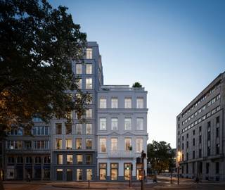 In the vibrant heart of the city, between the green Stadspark and the lively Theaterplein, Mirador emerges as a new landmark, setting a new standard for prestigious living in Antwerp.
On the ground floor, two commercial units occupy the corner of Frankrijklei, Stoopstraat and Tabakvest. Each offers approximately 219 m² of space and can be combined into one larger unit if desired.
Delivered as a shell, weatherproof and windproof, the units offer endless layout possibilities and can be fully customised to suit your preferences and business needs.
Large windows and high ceilings ensure abundant natural light and excellent visibility.
Mirador features an underground garage with parking spaces, as well as spacious communal bicycle storage facilities on the ground floor.
Sale prices from €822,375 excluding registration tax and VAT | from €969,169 including registration tax and 21% VAT.