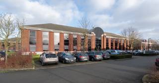 ! ! OPPORTUNITÉ D'INVESTISSEMENT ! !! Superbe espace de bureau/polyvalent loué d'une superficie totale de 2.000 m² à vendre à seulement 3 min...