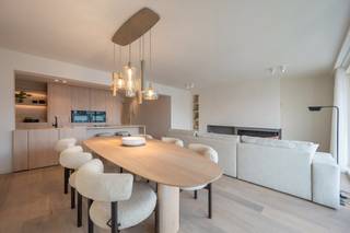 <p>Dit volledig en hoogwaardig gerenoveerde appartement geniet van een uitstekende ligging aan de Lippenslaan, op wandelafstand van het Albertstrand en het bruisende centrum van Knokke. Dankzij de centrale ligging bevinden winkels, restaurants, de Zeedijk en het strand zich allemaal binnen handbereik. <br /><br />Bij binnenkomst is er een verzorgde inkomhal met gastentoilet en vestiaire. De leefruimte vormt het hart van het appartement en bestaat uit een volledig geïnstalleerde keuken, een gezellige eetplaats en een aangename zithoek. De open indeling zorgt voor een ruimtelijk gevoel en maakt van de leefruimte een ideale plek om zowel te ontspannen als gasten te ontvangen. De gezellige gashaard maakt het geheel compleet.<br /><br />De master bedroom beschikt over praktische ingemaakte kasten, een bureau en een ensuite badkamer uitgerust met een ruime inloopdouche.<br />De tweede slaapkamer en derde slaapkamer zijn eveneens voorzien van een eigen douchekamer. <br /><br />Het appartement beschikt bovendien over een privatieve kelderberging.<br />Stedenbouwkundig uittreksel en maatregelenregister in aanvraag.<br /><br />Aarzel niet om ons te contacteren voor meer info: tel.: 050 62 44 14 of via knokke@immax.be</p>