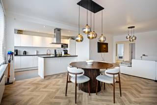 Dit gezellig en instapklaar appartement met twee volwaardige slaapkamers is gelegen op een strategische locatie met vlotte bereikbaarheid en alle voorzieningen in de nabije omgeving.<br /><br /><strong>Indeling</strong><br />Via de inkomhal met vestiairegedeelte en apart gastentoilet betreedt u het appartement op de derde verdieping.<br />Vooraan bevindt zich de ruime woon- en eetkamer, die geniet van een aangename lichtinval en aansluit op de open leefkeuken, een praktische en gezellige leefruimte waar comfort centraal staat.<br /><br />Via de nachthal met extra bergruimte bereikt u achteraan de twee volwaardige slaapkamers, waarvan één is voorzien van ingemaakte kasten. De badkamer is uitgerust met een douche in ligbad, dubbele lavabo, toilet en aansluiting voor wasmachine en droogkast.<br />Daarnaast beschikt het appartement over een klein west-georiënteerd terras, ideaal om te genieten van de namiddagzon.<br /><br /><strong>Bijzonderheden</strong><br />+ EPC: C - 230 kWh/m²<br />+ Instapklaar en ruim appartement<br />+ Strategische ligging<br />+ Elektrische keuring is conform