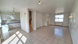 Op zoek naar een<strong> instapklare woning </strong>op een rustige locatie, maar toch vlak <strong>bij het centrum van Roeselare</strong>?<br />Dan is Boomhaardstraat 57 zeker een bezoek waard!<br /><br />Deze verzorgde woning is gelegen in een <strong>doodlopende straat</strong>, wat zorgt voor extra rust en veiligheid, ideaal voor gezinnen met kinderen.<br /><br />Op het gelijkvloers vindt u een inkomhal met gastentoilet, een <strong>lichtrijke leefruimte met zicht op de tuin</strong>, een open keuken en een garage.<br />De zonnige <strong>zuidgerichte tuin met terras</strong> vormt de perfecte plek om te genieten van lange zomeravonden.<br /><br />De verdieping beschikt over <strong>drie ruime slaapkamers</strong>, een comfortabele badkamer met lavabo, bad/douche en toilet, evenals een praktische bovenberging/<strong>dressing</strong>.<br />Daarnaast is er nog een zolderruimte aanwezig, ideaal als extra bergruimte.<br /><br />Met een EPC van 179 kWh/m² jaar en een <strong>B-label</strong> is deze woning bovendien energiezuinig, wat zorgt voor lagere energiekosten en extra wooncomfort.<br /><br />Kortom, een ideale starterswoning, gezinswoning én interessante investering op een <strong>toplocatie in Roeselare</strong>.<br /><br /><strong>Troeven:</strong>
<ul>
	<li>Rustige ligging in doodlopende straat</li>
	<li>Nabij centrum van Roeselare</li>
	<li>3 ruime slaapkamers</li>
	<li>Zuidgerichte tuin met terras</li>
	<li>Garage</li>
	<li>Energiezuinig (EPC-label B)</li>
	<li>Instapklaar</li>
</ul>
<br /><strong>Interesse? Contacteer ons voor een bezoek!<br />051 21 11 11 of matias@imfiro.be</strong><br /><br /> 
