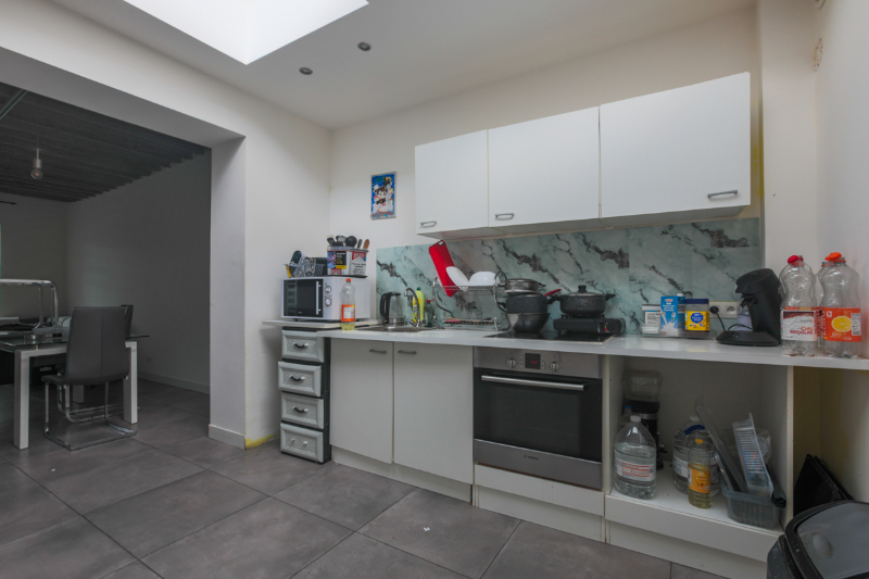 Halfopen bebouwing met zonnepanelen en garagebox in Deerlijk. - foto 4